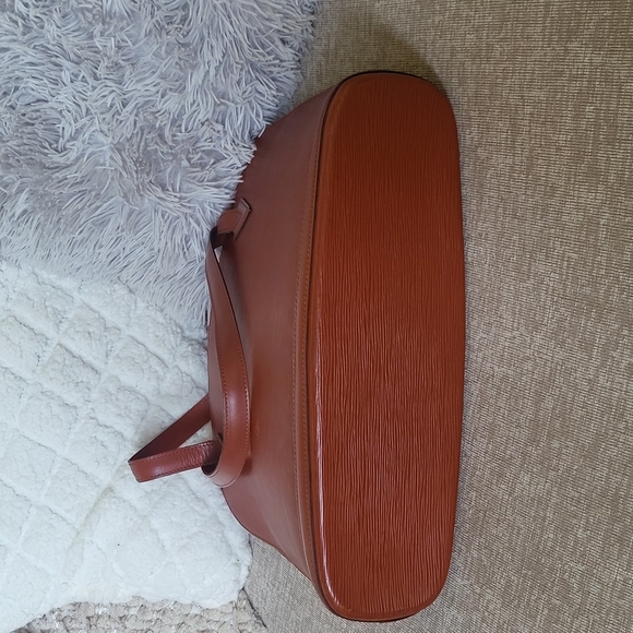 Louis Vuitton Lussac Epi Leather Shoulder Bag w/COA included - Picture 6 of 12